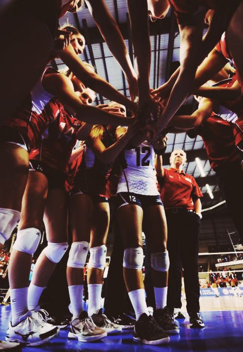 usa volleyball Handball Aesthetic Wallpaper, Volleyball Tumblr, Volleyball Team Photos, Volleyball Team Pictures, Volleyball Photography, Softball Senior Pictures, Usa Volleyball, Volleyball Setter, Volleyball Photos