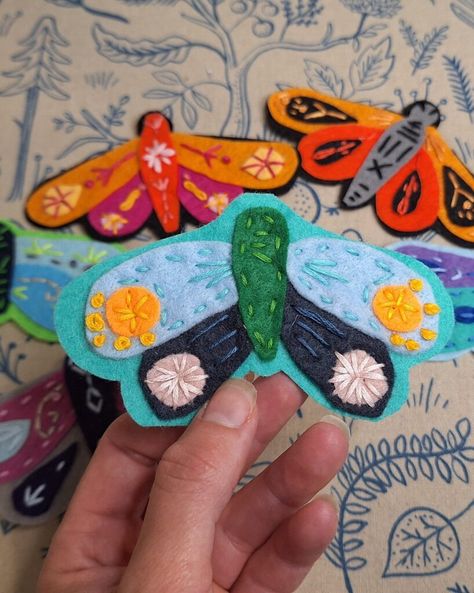 Fast and Fun Embroidered Felt Butterfly Patch - laruedefleurs.com Butterfly Felt Craft, Diy Felt Butterfly, Felt Patches Diy, Butterfly Embroidery Designs, Felt Butterfly, Butterfly Patch, Embroidered Butterflies, Felt Patch, The Moth