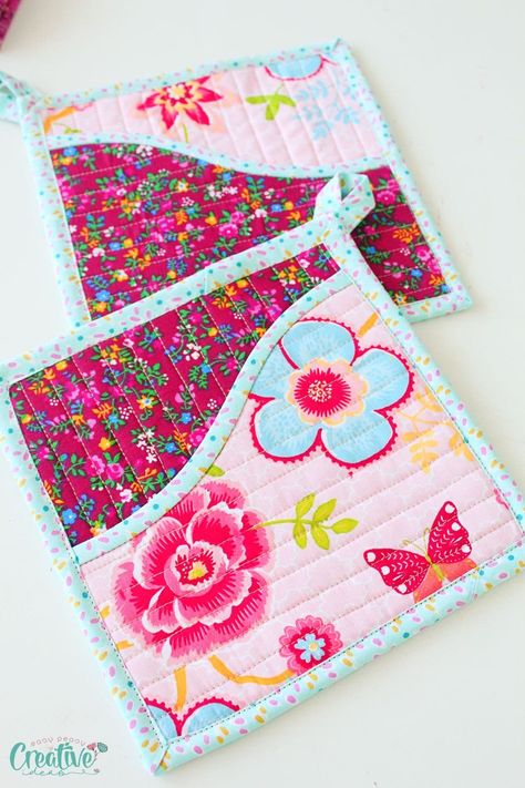 For a fun and quick sewing project, this kitchen pot holders pattern is perfect for you! These cute square potholders are super easy to make! Pocket Potholder Pattern, Quilt As You Go Pot Holders Potholders, Double Sided Potholders, Kitchen Potholders, Pot Holder Patterns Sewing, Pot Holder With Pocket Diy, Hotpads Quilted Pot Holders, Pot Holder With Pocket, Applique Potholders