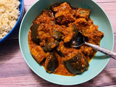 Eggplant in a mouthwatering tamarind tomato curry Tamarind Curry, Tamarind Recipes, Eggplant Curry, Tomato Curry, Flat Pan, Tamarind Paste, Vegetarian Meal, Fish Curry, Roma Tomatoes