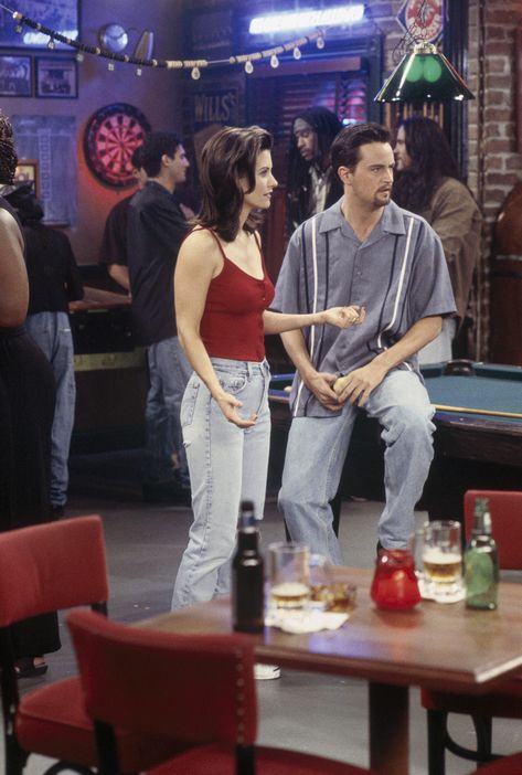 The Best 'Friends' Outfits From Rachel, Monica, and PhoebeHelloGiggles Pheobe Friends Outfits, Friends Fashion Monica, Chandler Bing Outfits, Rachel And Phoebe, Friends Outfits 90s, Phoebe Buffay Outfits, Monica Rachel, Friends Season 1, Monica Dress