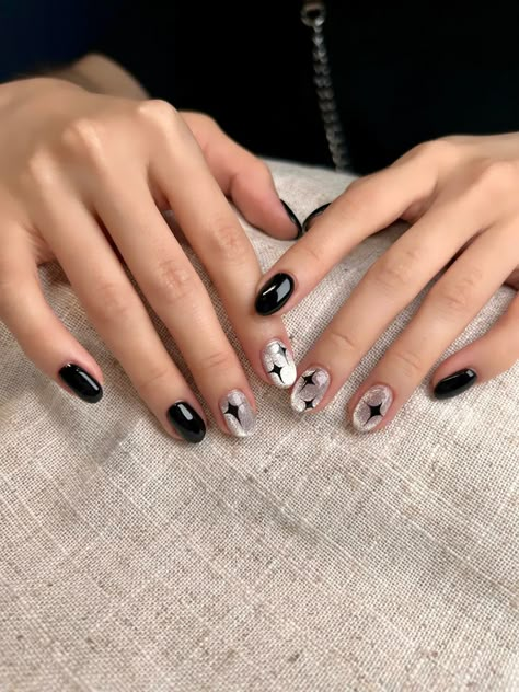 Laminate Nail Design, Subtle Witchy Nails, Black Nails Ideas Simple, Short Nails Inspo Black, Black Short Nails Aesthetic, Black Nails Outfit, Black Short Acrylics, Nail Art Hitam Aesthetic, Short Nails Black Design