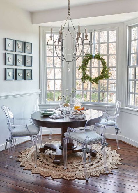 Richmond Designer's Cherished Holiday Traditions Bay Window Ideas, Blue White Christmas, Monogrammed Bath Towels, Glam Pad, Winter Wonderland Theme, Colonial Christmas, Virginia Homes, Window Ideas, Icy Blue