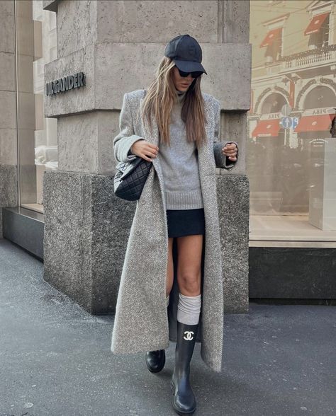 Chanel Rain Boots, Rainboots Outfit, Rain Boot Outfit, Elegantes Outfit Damen, Rok Outfit, Elegant Classy Outfits, Work Outfits Women Summer, Chanel Boots, Winter Outfit Inspiration