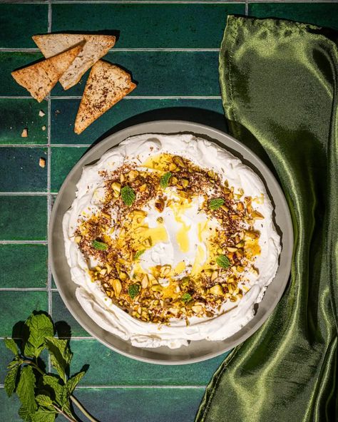 Cuisine cette magnifique recette de labneh maison au zaatar! 🤩  Le labneh maison au zaatar est une recette simple et délicieuse qui met en valeur le labneh, un fromage crémeux et épais et le zaatar, un mélange traditionnel d’épices comprenant du thym, de l’origan, du sumac et des graines de sésame grillées. ✨