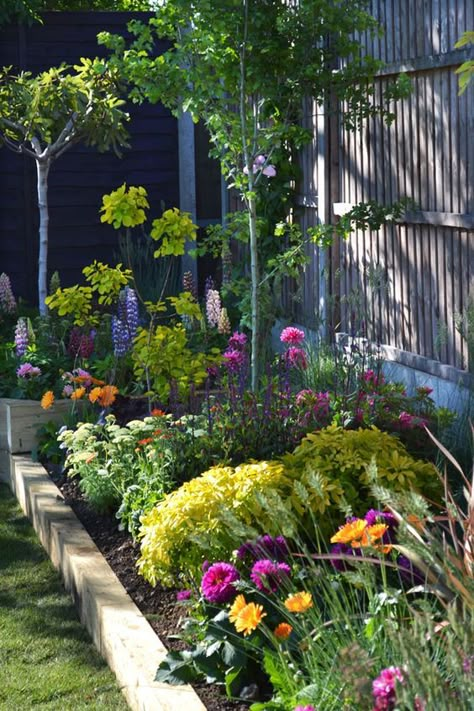 Garden Ideas To Make, Landscape Gardening, Back Garden Design, Garden Makeover, Garden Shrubs, Romantic Garden, Garden Borders, Small Garden Design, Gorgeous Gardens