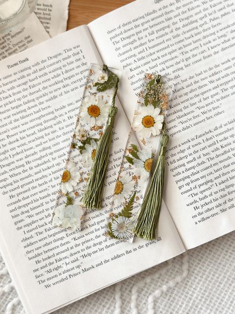 Resin Flower Bookmark, How To Make Acrylic Bookmarks, Resin Art Bookmark, What To Do With Dried Flowers, Resin Crafts Ideas, Dried Flowers Bookmark, Resin Bookmark Ideas, Unique Resin Ideas, Acrylic Bookmark Ideas