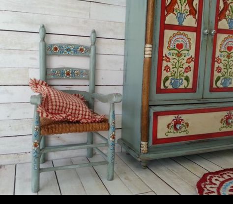 Scandi Painted Furniture, Swedish Painted Furniture Folk Art, Folk Art Chair, Folk Art Painted Chair, Scandinavian Painted Furniture Folk Art, Swedish Style Living Room, Scandinavian Painted Furniture, Victorian Home Ideas, Vintage Hand Painted Furniture