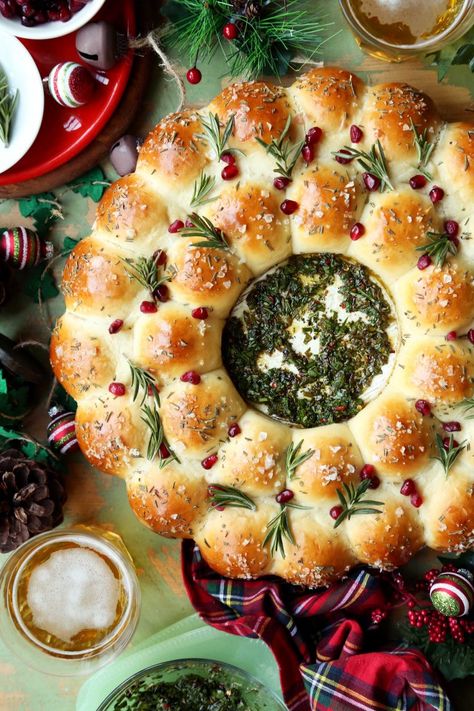 BAKED BRIE AND BREAD WREATH Bread Wreath, Bread Rolls Recipe, Christmas Appetizers Party, Christmas Bread, Christmas Food Dinner, Baked Brie, Holiday Foods, Christmas Appetizers, Holiday Food