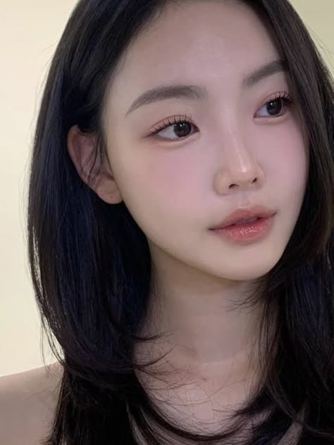 Korean Soft Glam Makeup, Korean Spring Makeup, Natural Tone Makeup, Korean Makeup Look Natural, Korean Everyday Makeup, Cool Toned Eyeshadow Looks, Korean Soft Makeup, Natural Elegant Makeup, Korean Ladylike Makeup