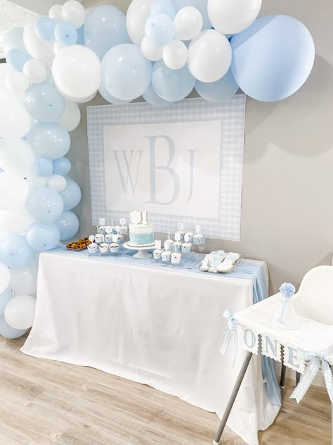 1st Birthday Party Ideas Blue, Blue Gingham Cake Birthday, Blue And White Gingham Party, Light Blue Themed Birthday Party, Blue First Birthday, Gingham First Birthday, Baby Boy Shower Balloon Arch, Classic Blue And White First Birthday, Blue And White Birthday Party