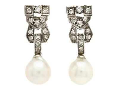 PEARL EARRINGS, platina/18K white gold, cultured pearls approx 8,9 mm, off round, 24 diamonds approx 0,50 ctw, approx  length 2,5 cm, pushback, weight 7,0 g, a few diamonds with notches and damages. Art Deco Drop Earrings, Bijoux Art Deco, Bijoux Art Nouveau, Vintage Drop Earrings, Deco Earrings, Pearl And Diamond Earrings, Art Deco Earrings, Natural Pearl, Deco Jewelry