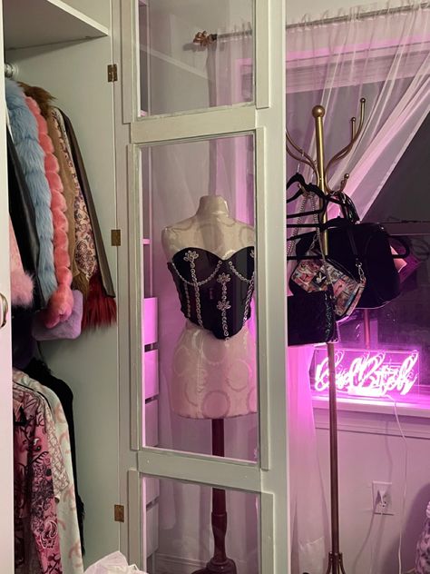 Fashion Closet Aesthetic, Punk 57, 00s Mode, Makeover Bedroom, Aesthetic Rooms, Pretty Room, Dreamy Room, Room Makeover Bedroom, Pink Room