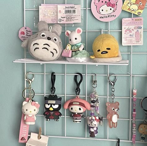 Plush Display, Room Set Up Ideas, Cute Trinkets, Desk Setup Ideas, Dream Room Ideas, Keychain Display, Set Up Ideas, Me Vibes, Desk Inspo