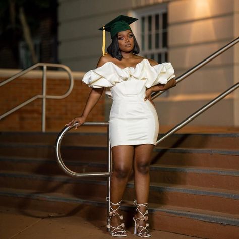 Graduation Ceremony Outfit, 16th Birthday Outfit, College Graduation Photoshoot, Graduation Look, Grad Outfits, White Dresses Graduation, Senior Photo Outfits, Grad Photoshoot, Cute Birthday Outfits