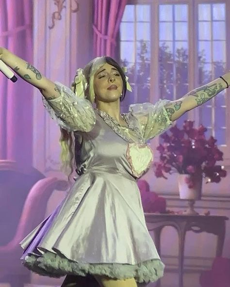 Melanie performing at lalapalooza ♡ ♡ ♡ #melaniemartinez #foryou #portals #portalsalbum #portalsmelaniemartinez #trilogytourmeleniamartinez #fanpage #trilogytour #melaniemartinezfan #melaniemartinezfanpage #melanie #martinez #melaniefan Trioligy Tour Melanie, Green Melanie Martinez, Melanie Martinez 2017, Melanie Martinez Live, Melanie Martinez Photography, Trilogy Tour, Manic Pixie Dream Girl, Big Heart, Melanie Martinez