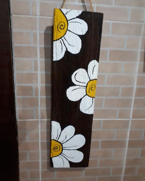 Wood Board Painting Ideas, Painting On Wooden Board, Yard Art Crafts, Plank Art, Afrique Art, Barn Wood Crafts, Wood Pallet Art, Wooden Welcome Signs, Flowers Painted