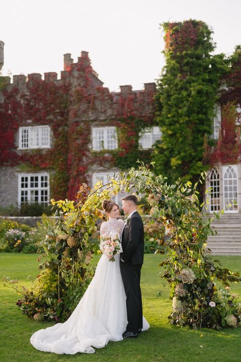 Irish fall wedding inspiration at the spectacular Luttrellstown Castle via Magnolia Rouge Luttrellstown Castle, Diy Destination Wedding, Dublin Wedding, Fall Wedding Inspiration, Aspen Wedding, Wedding Planner App, Ireland Wedding, Wedding Info, Photo Awards