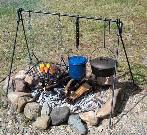 So awesome! Campfire Accessories, Camping Fire Pit, Fire Pit Cooking, Open Fire Cooking, Fire Cooking, Campfire Cooking, Survival Food, Camping Survival, Camping Equipment