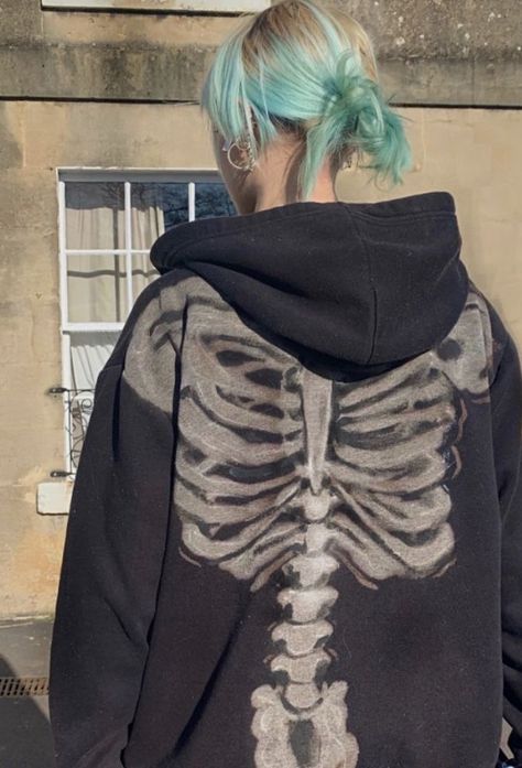 Bleached Hoodie Ideas, Bleach Designs, Bleaching Clothes, Bleach Hoodie, Skeleton Hoodie, Painted Clothes Diy, Diy Vetement, Diy Clothes Design, Bleach Art