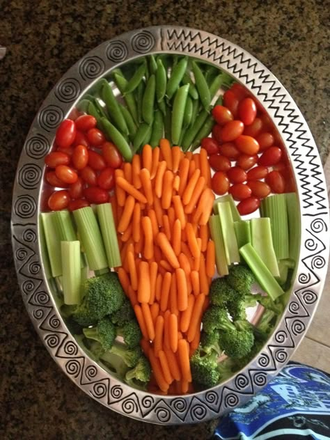 Bunny Vegetable Tray, Fruit And Veggie Easter Tray, Easter Veggie Platter, Easter Vegetable Tray Ideas, Veggie Tray Easter, Easter Relish Tray, Easter Veggie Tray Ideas, Veggie Platter Ideas Trays Presentation, Easter Lunch Menu Ideas