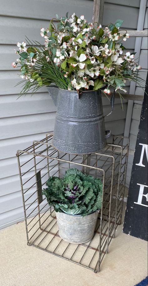 Old Metal Milk Crates Ideas, Metal Milk Crate Ideas Decor, Metal Crate Decor Ideas, Metal Milk Crate Ideas, Egg Basket Decor Ideas, Metal Basket Decor Ideas, Metal Basket Decor, Milk Crates Diy, Fairy Garden Farm