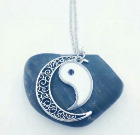 Moon Yin Yang, Friendship Couple, Birthday Necklace Gift, Pendants Necklaces, Yin Yang, Crescent Moon, Party Wedding, Crescent, White Black