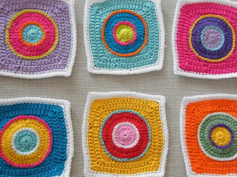 Contemporary Granny Square, Granny Square With Two Colors, Egg Granny Square, Circle Granny Square Pattern, Granny Square Variations, Wheel Crochet, Crochet Graphic, Crocheted Squares, Contemporary Crochet