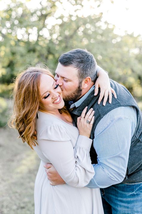 Big And Tall Engagement Photos, Engagement Picture Poses Plus Size, Outdoor Engagement Photos Plus Size, Posing For Bigger Couples, Poses For Bigger Couples Picture Ideas, Couple Pose Plus Size, Engagement Pictures Plus Size Couple, Engagement Photoshoot Poses Plus Size, How To Pose Larger Couples