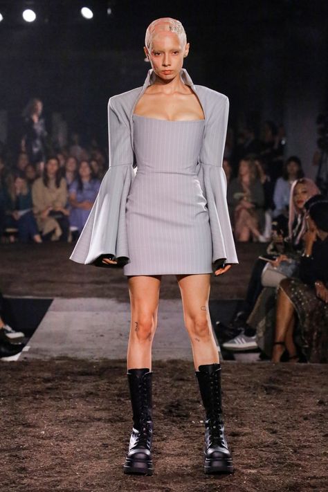 Runway Design, Gareth Pugh, Futuristic Fashion, Fashion Runway, 가을 패션, Fashion Show Collection, Fashion Designers, Fashion Week Spring, London Fashion Week