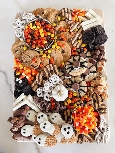 Candy Board Ideas, Halloween Candy Board, Party Ideas Halloween, Halloween Sleepover, Candy Board, Halloween Party Treats, Halloween Movie Night, Halloween Party Snacks, Fun Halloween Food