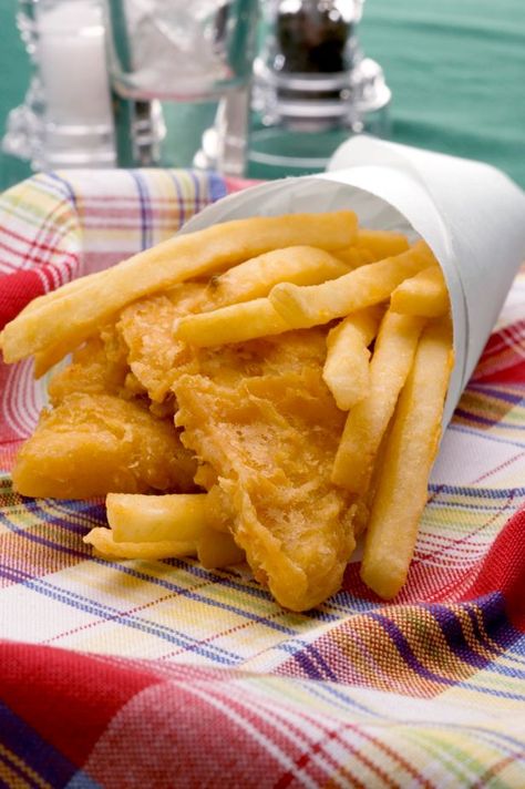 Save some cash and learn how to make fast food at home How To Bake Fish, Fish And Chips Takeaway, English Fish And Chips, Bake Fish, Fish N Chips Recipe, Deep Fried Fish, Fried Tilapia, Easy Foods, Beer Battered Fish