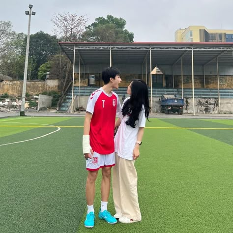 Vintage Couple Pictures, Tall Boyfriend Short Girlfriend, Soccer Couples, Boyfriends Be Like, Football Couples, Korean Couple Photoshoot, Couple Goals Teenagers Pictures, Boy Best Friend Pictures, Football Love