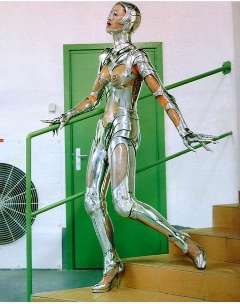 Space Age Fashion, Female Warriors, Sci Fi Fashion, Helmut Newton, Vogue Us, Futuristic Fashion, A Robot, Thierry Mugler, Ex Machina