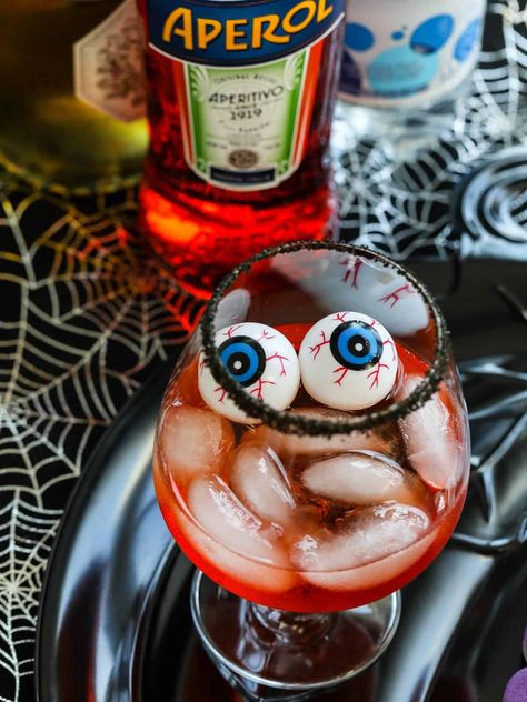 Halloween Aperol Spritz, Halloween Spritz, Easy Halloween Drinks, Halloween Beverages, Aperol Cocktails, Cocktail Halloween, Halloween Punch, Batch Cocktails, Halloween Cocktail