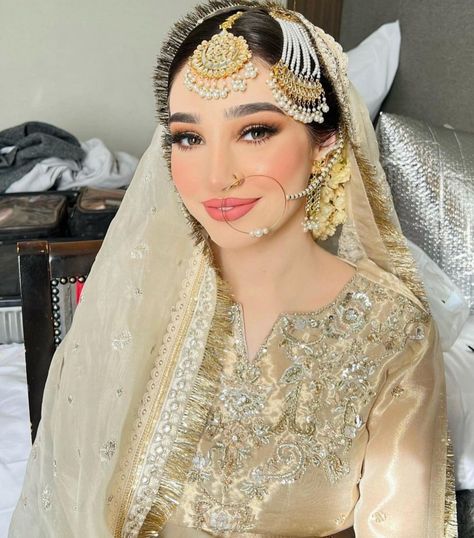 Desi Bridal Makeup, Pakistani Makeup Looks, Mayon Dresses, Pakistani Makeup, Natural Prom Makeup, Pakistani Bridal Makeup, Bridal Makeup Images, Desi Wedding Dresses, Soft Makeup Looks