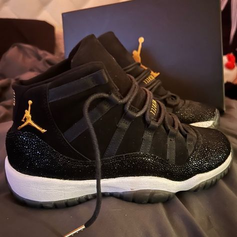 Jordan Retro 11s black/metallic gold Black And Gold Sneaker Ball, Black Jordan 1 Outfit Women, Black And Gold Jordans, Black And Gold Sneakers, Black And Gold Outfit, Black And Gold Shoes, Gold Wigs, Jordan Gold, Jordan 1 Outfit Women