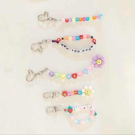 Aesthetic Bead Bracelets Kpop, Kpop Bracelet Aesthetic, Kpop Jewelry Aesthetic, Kpop Beads Keychain, Keychain Beads Aesthetic, Kpop Keychain Aesthetic, Pulseras Aesthetic Kpop, Keychain Beads Ideas, Beads Keychain Ideas