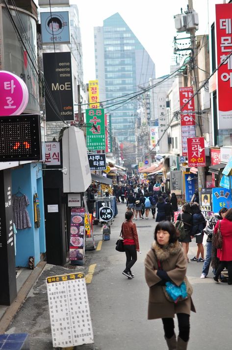 Retail Therapy? Here Are 18 Best Places To Go Shopping in Seoul! - Klook Travel Blog Shopping In Seoul, What To Buy In Seoul Korea, Seoul Street Style, South Korea Shopping Malls, Downtown Seoul South Korea, Seoul Shopping Street, Seoul Tourist Attractions, Cheap Shopping, Korean Street Food