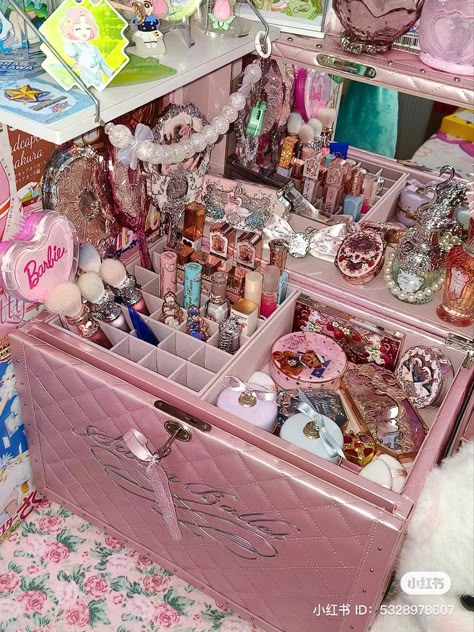 Coquette Makeup, Beauty Room Vanity, Anime Eye Makeup, Beautiful Christmas Scenes, Chinese Makeup, Princess Makeup, Kawaii Makeup, Soft Pink Theme, Desk Makeover