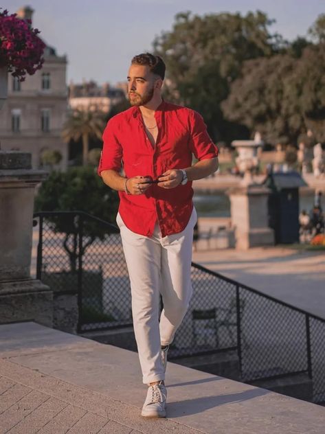 Red Shirt White Pants Outfit Men, Red And White Mens Outfit, White And Red Outfit Men, Red Shirt Outfit Ideas, Red Polo Shirt Outfit Men, Red Shirt Outfit Men, Red Polo Shirt Outfit, Dresscode Party, Red Shirt Outfit