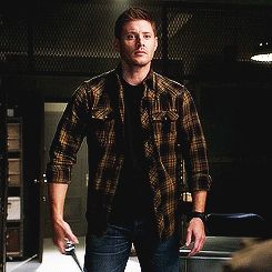 Dean Winchester (very attractive him handeling that angel blade) Dean Winchester Flannel, Gif Angry, Angry Gif, Jensen Ackles Gif, Dean Winchester Gif, Dean Gif, Supernatural Gifs, Supernatural Pictures, Supernatural Dean Winchester