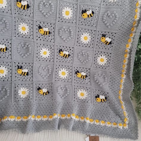 Greetings fellow creatives and crocheters! If you're looking for amazing creative ideas and free crochet patterns, don't hesitate to click the link above! 🚘 Bumble Bee Baby Blanket, Yarn Bee Patterns Free Crochet Baby Blankets, Bumble Bee Crochet Blanket, Bee Blanket Crochet, Crochet Bee Blanket, Bee Crochet Blanket, Knitted Bee, Bee Blanket, Bee Baby Blanket