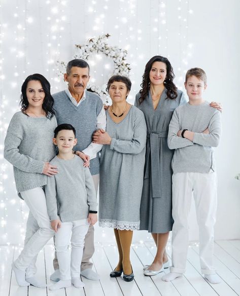 Big Family Holiday Photos, Indoor Family Photography, Christmas Couple Pictures, Family Photos What To Wear, Family Photo Studio, Big Family Photos, Christmas Poses, Cute Family Pictures, Extended Family Photos