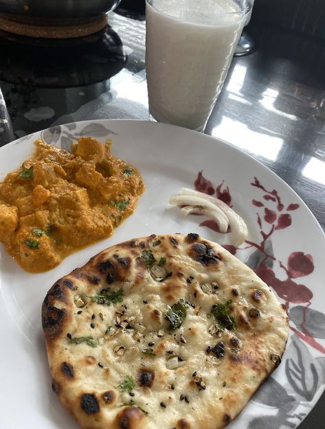 Paneer tikka masala n butter garlic naan Paneer Butter Masala With Naan, Naan And Chicken, Ice Cream Drink, Paneer Tikka Masala, Royal Food, Casual Outfits For Girls, Cakes Ice Cream, Quick Lunch Recipes, Foodie Pics