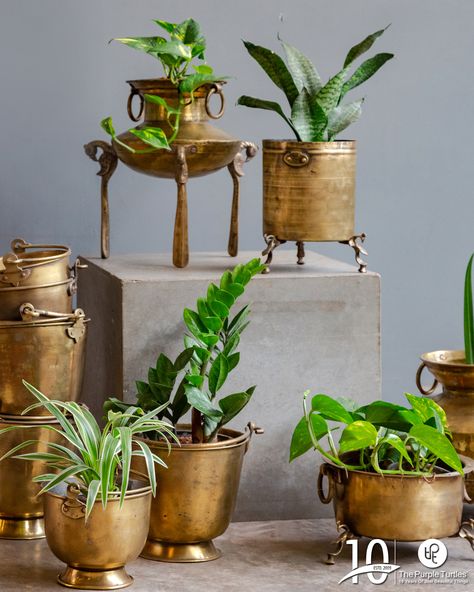 Copper And Brass Decor, Indian Touch Interior, Brass Room Decor, Brass Pots Decor, Brass Home Decor Indian, Brass Planters Indian, Indian Brass Decor Ideas, Brass Items Home Decor, Brass Antique Decor