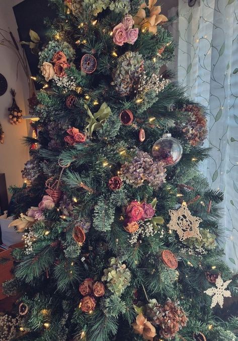 Wildflower Christmas Tree, Edgy Christmas Tree, Granola Christmas Aesthetic, Yule Tree Ideas, Cottagecore Christmas Aesthetic, Hippie Christmas Tree, Cottagecore Christmas Tree, Witchy Christmas Tree, Pagan Christmas Tree