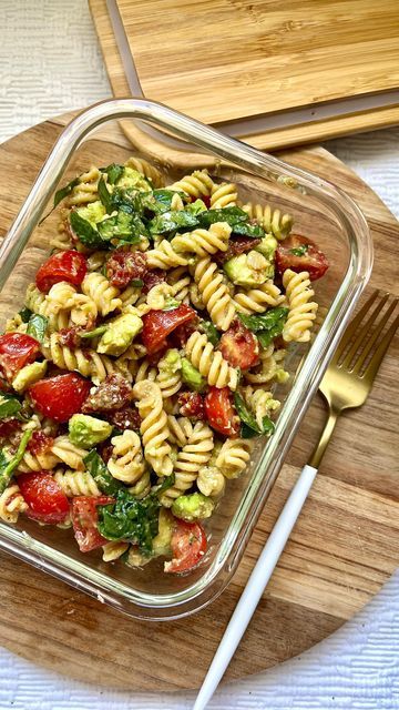 Rose’s Holistic Home Cooking on Instagram: "follow @goodeatsbyrose for your 2023 healthy food inspo! This pasta salad packed lunch is quick to prep and easily customizable to your dietary preferences👇🏽 Ingredients: ~ 1 cup chickpea pasta, cooked and then cooled under running cold water ~ handful of spinach, sliced ~ handful of cherry tomatoes, halved ~ 3-4 sundried tomatoes in brine, sliced ~ 1-2 tbsp of the sundried tomato brine ~ 1/2 an avocado, sliced ~ squeeze of lemon juice ~ grat Lunch Box Pasta Salad, Macaron Salad Recipes, Pack A Lunch For Work, Uni Lunch Box Ideas, Packed Lunch Ideas For School, Filling Lunches For Work, Light Lunches For Work, Cold Work Lunches, Cold Packed Lunch Ideas