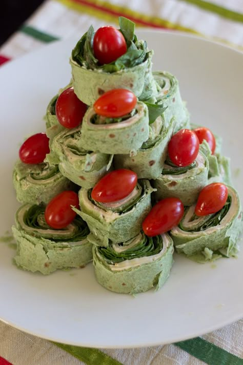 Christmas tree appetizer ~~ Spinach pita pinwheels with tomatoes Redvelvet Brownies, Tree Appetizer, Appetizer Healthy, Spinach Tortilla, Pinwheel Appetizers, Vegetarian Christmas, Festive Appetizers, Christmas Colours, Vegan Chicken