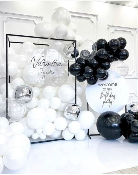 Grid Panel Backdrop, Black White Party Decor, Male Birthday Decor, Black And White Balloon Decorations, Black And White Birthday Party Ideas, Black And White Balloons, Birthday Party Decorations For Adults, Graduation Party Planning, Baby Shower Theme Decorations